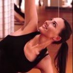 Mayte de la Iglesia en clase de yoga